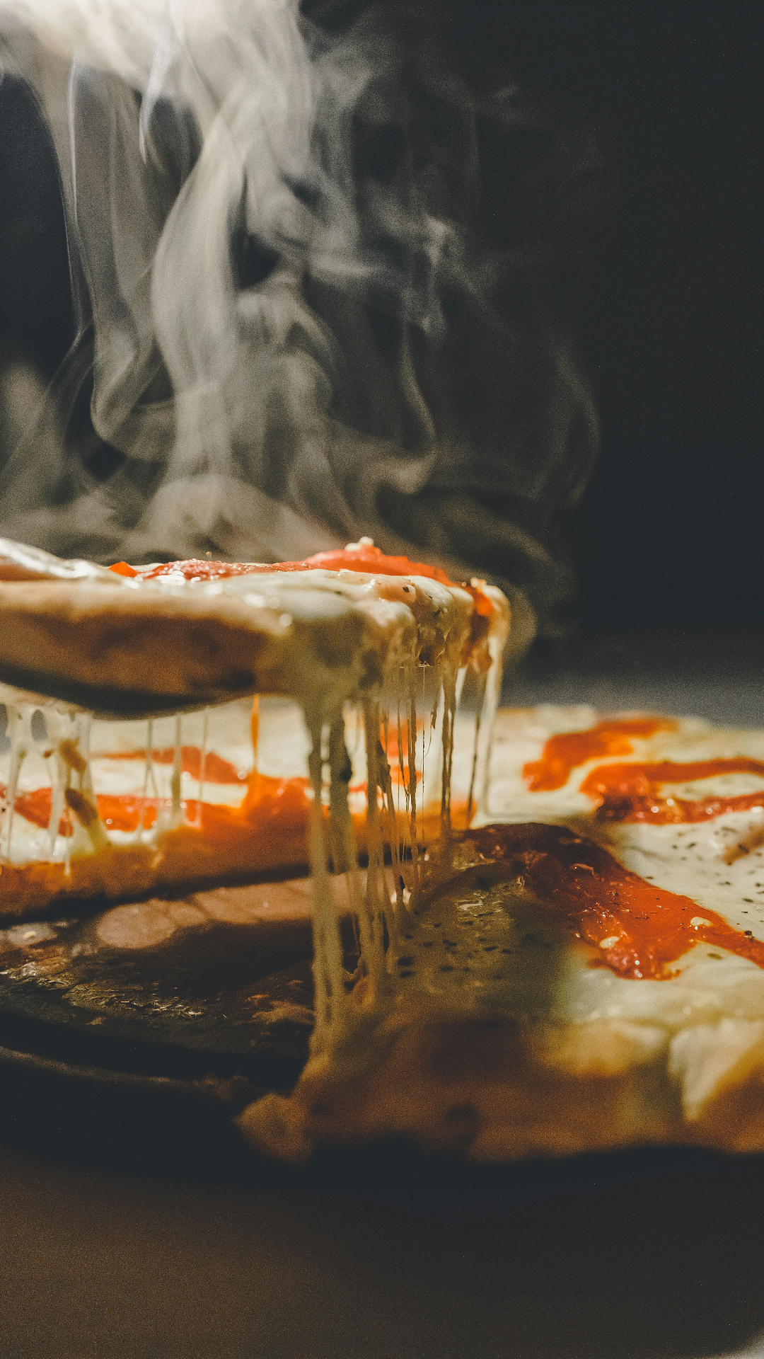 Frische Pizza aus dem Holzofen
